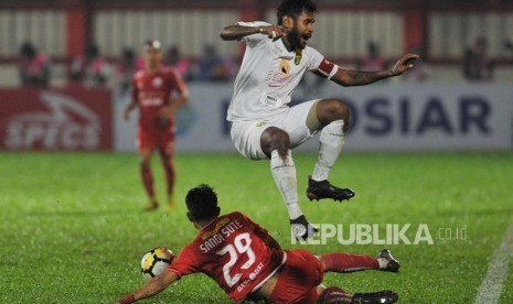 Pemain Persija Jakarta Sandi Sute (bawah).