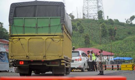 Petugas gabungan dari kepolisian dan instansi terkait memeriksa surat perjalanan penumpang saat melintasi pos penyekatan mudik di perbatasan Jambi-Sumbar, Kerinci, Jambi, Selasa (11/5/2021). Penyekatan dilakukan terkait larangan mudik Lebaran 2021. 