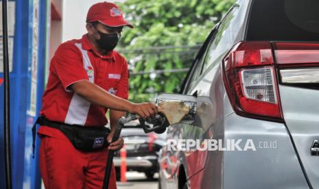 Petugas mengisi Bahan Bakar Minyak (BBM) di SPBU Pondok Ungu, Bekasi, Jawa Barat, Kamis (19/12/2024). Harga Pertamax mengalami kenaikan dari Rp 12.500 per liter menjadi Rp 12.900 per liter.