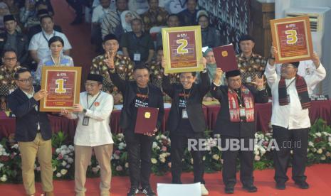 Paslon Gubernur dan Wakil Gubernur DKI Jakarta Nomor urut 1 Ridwan Kamil (RK)-Suswono, Nomor urut 2 Dharma Pongrekun-Kun Wardana dan Nomor urut 3 Pramono Anung-Rano Karno menunjukkan nomor urut pada acara rapat pleno terbuka pengundian dan penetapan nomor urut pasangan calon gubernur dan wakil gubernur DKI Jakarta 2024 di Gedung KPU Provinsi DKI Jakarta, Senin (23/9/2024). KPU Provinsi DKI Jakarta telah melakukan pengundian dan penetapan nomor urut pasangan calon gubernur-wakil gubernur untuk Pilgub Jakarta 2024 yaitu dengan Ridwan Kamil-Suswono nomor urut 1, Dharma Pongrekun-Kun Wardana nomor urut 2 dan Pramono Anung-Rano Karno mendapat nomor 3.