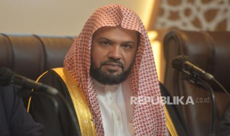 Imam Besar Masjid Nabawi Syekh Ahmad bin Ali Al-Hudhaify saat berkunjung ke Kantor Majelis Ulama Indonesia (MUI), Jakarta, Selasa (8/10/2024). Kunjungan silahturahmi Imam Besar Masjid Nabawi yang disambut oleh jajaran pimpinan MUI itu mengajak umat Islam agar tidak meninggalkan Alquran dan menjaga masjid-masjid.