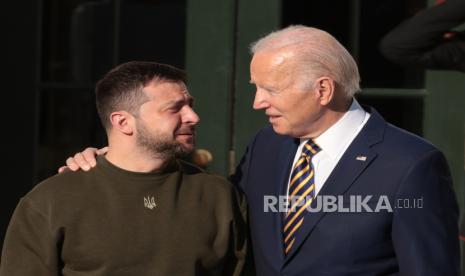  Presiden AS Joe Biden (kanan) menyambut Presiden Ukraina Volodymyr Zelensky (kiri) di Gedung Putih di South Lawn, di Washington DC, AS, 21 Desember 2022 di Washington. Zelenskiy sedang dalam perjalanan luar negeri pertamanya yang diketahui sejak Rusia menginvasi Ukraina lebih dari 300 hari yang lalu, melakukan perjalanan ke AS dalam kunjungan berisiko tinggi untuk mendapatkan dukungan untuk upaya perangnya.