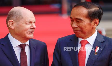 Kanselir Jerman Olaf Scholz (kiri) dan Presiden Indonesia Joko Widodo (kanan) tiba untuk upacara pembukaan pameran perdagangan industri tahunan 