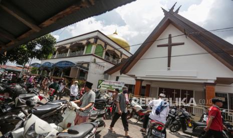 Warga berjalan di kawasan Gereja Nazaret (kanan) dan Masjid Al Azhar (kiri) di Jalan Gemini, Palangka Raya, Kalteng ilustrasi). Rekomendasi pendirian rumah ibadah diusulkan hanya dari Kemenag 