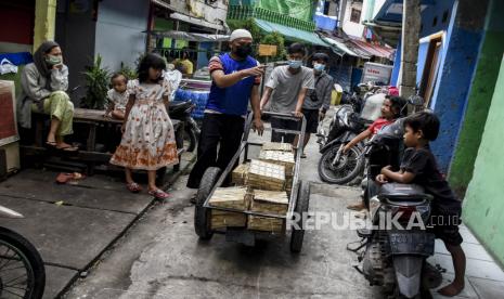 Gubernur Sulteng: Idul Adha Perkuat Solidaritas Tekan Covid. Panitia kurban membagikan daging kurban dengan mengantar ke rumah warga di Nyengseret, Astana Anyar, Kota Bandung, Selasa (20/7). Panitia kurban di kawasan tersebut menerapkan protokol kesehatan Covid-19 ketat saat pelaksanaan kurban dengan memberlakukan pemotongan hewan secara daring dan mengantarkan langsung daging kurban ke rumah warga sebagai antisipasi terjadinya kerumunan serta meminimalisir penyebaran Covid-19. Foto: Republika/Abdan Syakura