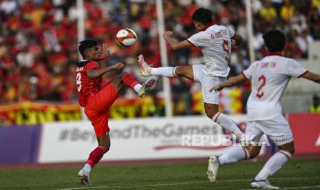 Pesepak bola timnas Indonesia U-22 Muhammad Ramadhan Sananta (kiri) berebut bola dengan pesepak bola Vietnam Ngoc Thang Nguyen (kedua kiri) pada pertandingan babak semifinal SEA Games 2023 di National Olympic Stadium, Phnom Penh, Kamboja, Sabtu (13/5/2023). 