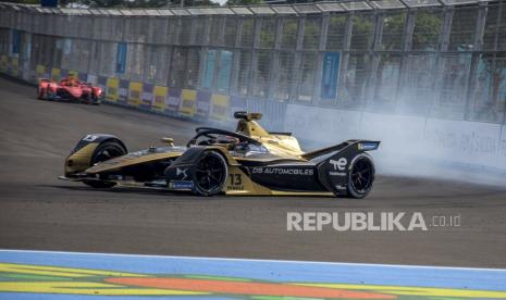 Pembalap tim DS Automobiles Formula E Team Techeetah Antonio Felix Da Costa memacu mobilnya saat sesi latihan bebas (free practice) 2 Jakarta E-Prix 2022  di Sirkuit Jakarta International E-Prix Circuit (JIEC), Ancol, Jakarta Utara, DKI Jakarta, Sabtu (4/6/2022). 