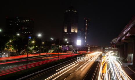 Polsek Metro Menteng menangkap puluhan pemuda yang sedang asyik berkumpul hingga main papan luncur (skateboard) di Menteng, Jakarta Pusat, pada Senin (5/7) malam, saat Pemberlakuan Pembatasan Kegiatan Masyarakat (PPKM) Darurat. (Foto: Ilustrasi Jakarta pada malam hari saat penerapan PPKM Darurat)