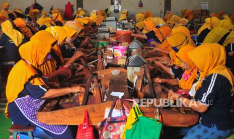 Pekerja memproduksi Sigaret Kretek Tangan (SKT) di Kawasan Industri Hasil Tembakau (KIHT) Desa Megawon, Kudus, Jawa Tengah, Kamis (9/6/2022). Realisasi penerimaan cukai di Kantor Pengawasan dan Pelayanan Bea Cukai (KPPBC) Tipe Madya Kudus, Jawa Tengah, hingga kuartal I 2023 mencapai Rp 9,43 triliun atau 23,69 persen dari target penerimaan Rp 39,8 triliun.