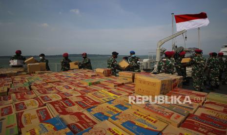 Prajurit TNI Angkatan Laut mengangkat bantuan ke dalam KRI Oswald Siahaan-354 di Dermaga Ujung, Koarmada II, Surabaya, Jawa Timur, Kamis (21/1/2021). Koarmada II melepas KRI Oswald Siahaan-354 untuk mengirimkan bantuan dari berbagai instansi TNI Angkatan Laut dan elemen masyarakat guna meringankan beban bagi korban bencana gempa bumi yang terjadi di Sulawesi Barat.