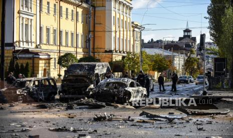  Mobil-mobil hancur di lokasi penembakan di pusat kota Kyiv (Kiev), Ukraina, 10 Oktober 2022. Ledakan telah dilaporkan di beberapa distrik di ibukota Ukraina, Kyiv pada 10 Oktober, dengan tim penyelamat memadamkan api dan membantu para korban di antara penduduk sipil. Layanan Darurat Negara (SES) Ukraina mengatakan. Pasukan Rusia memasuki Ukraina pada 24 Februari 2022 memulai konflik yang telah memicu kehancuran dan krisis kemanusiaan.