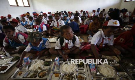 Pelajar menerima paket makanan Makan Bergizi Gratis di SD Santo Michael Bilogae, Distrik Sugapa, Kabupaten Sugapa, Intan Jaya, Papua Tengah, Senin (20/1/2025). Kementerian Pertahanan melalui Kogabwilhan III mendistribusikan paket makan bergizi gratis sebanyak 1000 paket makan diperuntukkan bagi sekolah-sekolah di salah satu daerah rawan konflik di Disktri Sugapa menggunakan helikopter serta diolah di dapur yang dikelola TNI. Program Makan Bergizi Gratis disebut sebagai langkah besar dalam sejarah kebijakan sosial Indonesia untuk mengatasi masalah malanutrisi, stunting, serta mendorong penguatan ekonomi lokal.   