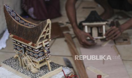 Perajin membuat kerajinan lampu hias berbentuk rumah adat di Mienani Craft, Depok, Jawa Barat, Jumat (3/9/2021). Menko Perekonomian sekaligus Ketua Komite Penanganan COVID-19 dan Pemulihan Ekonomi Nasional (KPC-PEN) Airlangga Hartarto menyampaikan realisasi program Pemulihan Ekonomi Nasional pada sektor UMKM mencapai Rp48 triliun atau 29 persen dari pagu sebesar Rp162,4 triliun. 