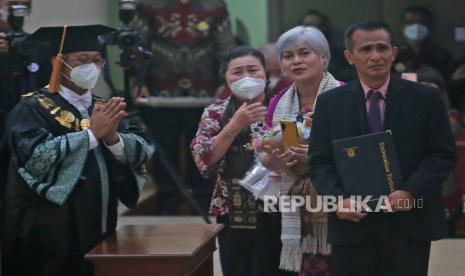 Ayah dari almarhum Brigadir Nopriyansyah Yosua Hutabarat atau Brigadir J, Samuel Hutabarat (kanan) didampingi istri Rosti Simajuntak (ketiga kanan) dan kerabat Irma Hutabarat (kedua kanan) berjalan usai  menerima Ijazah Kelulusan anaknya dari Rektor Universitas Terbuka Ojat Darojat (kiri) saat acara prosesi wisuda di Kampus Universitas Terbuka Pondok Cabe, Tangerang Selatan, Banten, Selasa (23/8/2022). Almarhum Brigadir Yosua diwisuda bersama 2499 mahasiswa lainnya sebagai Sarjana Ilmu Hukum oleh Universitas Terbuka. 