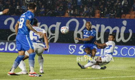 Pesepak bola Persib Bandung David Da Silva (kedua kanan) berebut bola dengan pesepak bola PSIS Semarang Bayu Mohamad Fiqri dalam pertandingan BRI Liga 1 di Stadion Si Jalak Harupat, Kabupaten Bandung, Jawa Barat, Selasa (27/2/2024). Persib Bandung mengalahklan PSIS Semarang skor 3-0. Persib membuka kemenangan lewat gol bunuh diri pemain PSIS Lucao di menit ke-15. Stefano Beltrame menambah keunggulan Persib lewat golnya di menit ke-38. David da Silva menutup kemenangan Maung Bandung lewat golnya di menit ke-65.