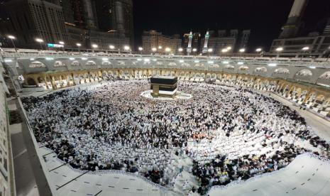  Umat Muslim melakukan ritual Tawaf (berputar-putar) di sekitar Kabah di Masjidil Haram, situs paling suci umat Islam selama ziarah haji di Makkah, Arab Saudi, 07 Juli 2022. Perubahan Arah Kiblat, Apa yang Terjadi di Madinah?