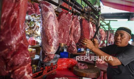 Pedagang memotong daging sapi di Jakarta, Kamis (14/12/2023). Pemprov DKI Jakarta akan meningkatkan stok daging sapi jelang Nataru, dimana stok daging cadangan saat ini mencapai 200-300 ton dan akan ditingkatkan tiga kalinya yakni 600 ton, guna menjaga ketersediaan protein hewani dari Nataru 2023 sampai Lebaran 2024.  