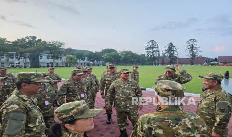 Presiden Prabowo Subianto bersama para Menteri, Wakil Menteri, Kepala Badan, Utusan Khusus, hingga Penasihat Khusus Presiden menjalani latihan baris-berbaris di Lapangan Sapta Marga, Akademi Militer Magelang, Jumat (25/10/2024).