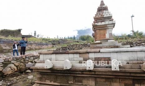 Pengunjung memotret bangunan candi yang telah selesai direstorasi di situs Liyangan kawasan lereng gunung Sindoro Dusun Liyangan, Purbosari, Ngadirejo, Temanggung, Jawa Tengah, Kamis (11/11/2021). Balai Pelestarian Cagar Budaya (BPCB) Provinsi Jawa Tengah melaksanakan pemugaran sejumlah bangunan bersejarah di situs Liyangan yang merupakan peninggalan Mataram kuno agar bisa utuh menyerupai bentuk aslinya. 