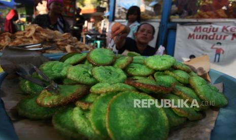 Pedagang menyiapkan kue cucur di pasar takjil kawasan Karang Menjangan, Surabaya, Jawa Timur. Suguhan Manis Ramadhan yang Disetujui Ahli Gizi