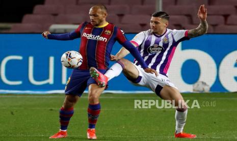  Martin Braithwaite (kiri) dari FC Barcelona bersaing memperebutkan bola melawan Marcos Andre de Sousa (kanan) dari Valladolid selama pertandingan sepak bola LaLiga Spanyol antara FC Barcelona dan Real Valladolid di stadion Camp Nou di Barcelona, ??Catalonia, Spanyol, 05 April 2021.