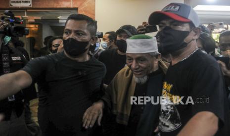 Pimpinan Khilafatul Muslimin Abdul Qadir Baraja (tengah) saat tiba di Mapolda Metro Jaya, Jakarta, Selasa (7/6/2022). Ditreskrimum Polda Metro Jaya menangkap Abdul Qadir Baraja di Lampung setelah ditetapkan sebagai tersangka terkait penyebaran berita bohong yang dapat menimbulkan keonaran dan kegaduhan di tengah masyarakat serta tindak pidana organisasi masyarakat yang bertentangan dengan Pancasila. Republika/Putra M. Akbar