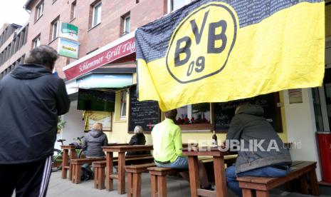 Bendera Borussia Dortmund (Ilustrasi). Borussia Dortmund selangkah lagi dapat memboyong gelandang remaja Birmingham City, Jude Bellingham, dengan sebuah kontrak jangka panjang.