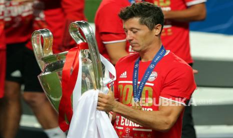 Robert Lewandowski dari FC Bayern merayakan dengan trofi setelah memenangkan final Liga Champions UEFA antara Paris Saint-Germain dan Bayern Munich di Lisbon, Portugal, 23 Agustus 2020.