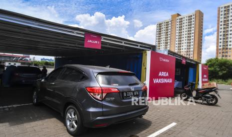 Warga antre menggunakan kendarannya untuk vaksinasi COVID-19 secara drive thru untuk lansia di kawasan Kemayoran, Jakarta, Rabu (3/3/2021). Kementerian Kesehatan menggandeng aplikasi kesehatan halodoc untuk menyediakan layanan vaksinasi COVID-19 untuk lansia secara drive thru, dengan lokasi pertama Pos Pelayanan Program Vaksinasi COVID-19 berada di Bandar Kemayoran Jl. Benyamin Suep Blok C3, Kemayoran, Jakarta Pusat .