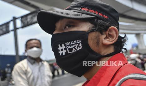 Buruh yang tergabung lakukan aksi tolak UU Omnibus Law Cipta Kerja.