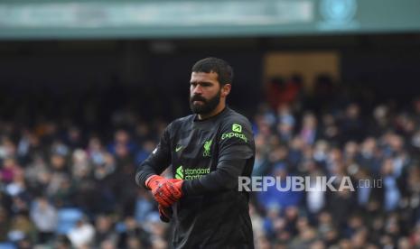 Kiper Liverpool Alisson Becker saat laga melawan Manchester City di Liga Primer Inggris.