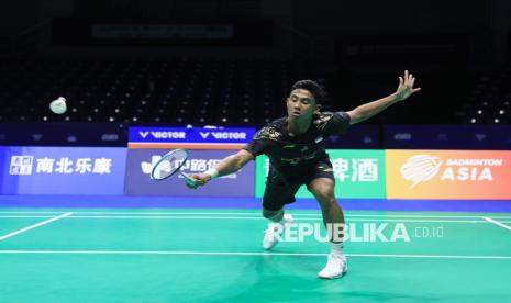 Pebulu tangkis tunggal putra Indonesia Alwi Farhan bertanding pada Kejuaraan Bulu Tangkis Beregu Campuran Asia 2025 di Qingdao Conson Gymnasium, China, Selasa (11/2/2025).