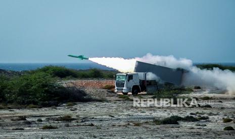 Foto selebaran yang disediakan oleh situs web Islamic Revolutionary Guard Corps (IRGC); Berita Sepah menunjukkan, militer Iran menembakkan rudal yang menargetkan tiruan kapal induk AS di Selat Hormuz yang strategis, selatan Iran, 28 Juli 2020. Media melaporkan bahwa Iran mengadakan pertandingan perang di Selat Hormuz di tengah meningkatnya ketegangan antara Iran dan AS.