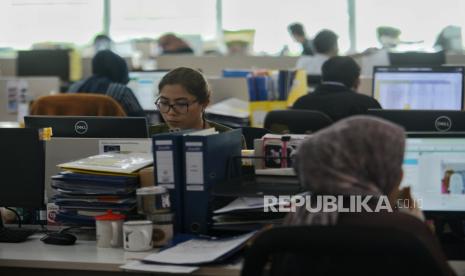 Pekerja beraktivitas di salah satu perkantoran di kawasan Gatot Subroto, Jakarta, (ilustrasi)