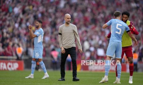 Pelatih kepala Manchester City Pep Guardiola berjalan di atas lapangan pada akhir pertandingan sepak bola semifinal Piala FA Inggris antara Manchester City dan Liverpool di stadion Wembley di London, Sabtu, 16 April 2022. Liverpool menang 3-2.