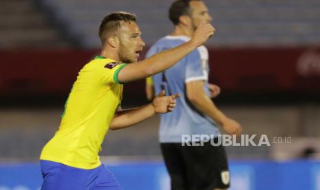  Arthur Melo (kiri).