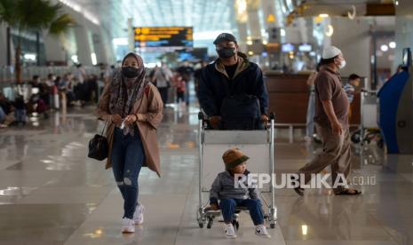 Calon penumpang berjalan di Terminal 3 Bandara Sekarno Hatta, Tangerang, Banten, Kamis (20/4/2023). BUMN sektor transportasi dan pariwisata diminta bersiap menyambut libur panjang.