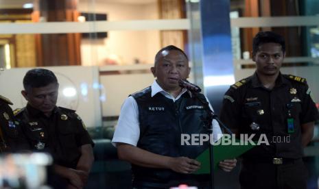 Kepala Pusat Penerangan Hukum Kejagung Ketut Sumedana (tengah) memberikan keterangan pers di Kejagung, Jakarta, Selasa (18/7/2023). Kejaksaan Agung memastikan Menteri Koordinator Perekonomian Airlangga Hartarto tak menghadiri pemeriksaan sebagai saksi dalam kasus dugaan korupsi izin ekspor minyak sawit mentah (Crude Palm Oil/CPO) dan turunannya pada hari ini Selasa (18/7/2023). Kejaksaan Agung akan kembali memanggil Menko Perekonomian Airlangga Hartarto untuk diperiksa pada Senin, 24 Juli mendatang.