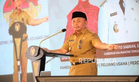 Gubernur Kalteng H Sugianto Sabran memberikan sambutan saat membuka Gebyar UMKM Wilayah Tengah, di Stadion Panunjung Tarung Kapuas, Kamis (12/9/2024). Gebyar UMKM Wilayah Tengah ini mengusung tema Mari Kita Tingkatkan Kualitas Produk Usaha Mikro dan Kecil Guna Menghadapi Daya Saing Pasar Bebas. Gebyar UMKM merupakan salah satu langkah Pemprov Kalteng untuk mendukung pemberdayaan UMKM sebagai pilar ekonomi daerah.