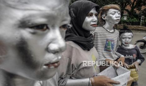 Aktivitas manusia silver tidak dibenarkan, baik dari segi sosial maupun pandangan agama Islam. 