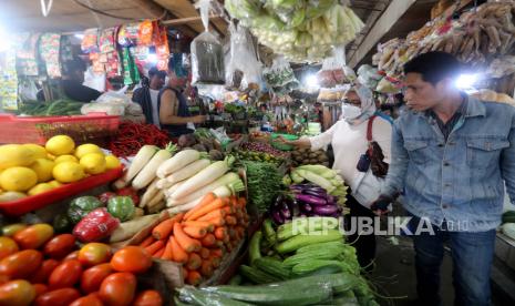  Penjual sayur melayani pelanggannya di sebuah pasar (ilustrasi). Pemerintah Kabupaten Agam, Sumatra Barat, menjamin ketersediaan bahan kebutuhan pokok di daerah itu aman menjelang Ramadhan 1443 Hijriyah.