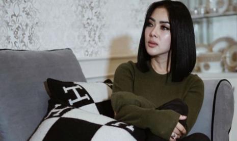 Belum lama ini penyanyi Syahrini sempat diisukan sedang hamil: Sahabat Syahrini Ungkap Profesi Laurens Adalah Tukang Cat di Belanda