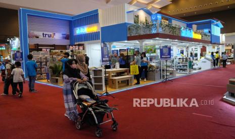 Suasana booth Blibli Hall B3 yang menawarkan peralatan dan perlengkapan rumah tangga, jasa desain interior dan konstruksi Dekoruma pada Pekan Raya Jakarta (PRJ) 2023 di JIEXPO Kemayoran, Jakarta, Ahad (10/7/2023). Blibli juga membuka booth di Hall D dengan menawarkan peralatan elektronik rumah tangga dan smartphone.