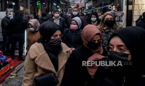 Orang-orang yang memakai masker wajah saat mereka berbelanja di bazaar lokal utama, di tengah pandemi virus korona yang sedang berlangsung di Istanbul, Turki, 19 November 2020. Pemerintah Turki telah memberlakukan jam malam parsial dan langkah-langkah lain untuk mengekang peningkatan kasus COVID-19 di negara itu, sementara Pakar kesehatan menyerukan penguncian penuh dan transparansi lebih dalam data pandemi. Mulai Jumat malam, pemerintah Turki akan memberlakukan sebagian jam malam akhir pekan antara pukul 10 pagi dan 8 malam. pada sebagian besar warga negara, sementara orang yang berusia di bawah 20 dan lebih dari 65 akan diizinkan keluar selama jam-jam tertentu pada hari kerja. EPA-EFE / SEDAT SUNA