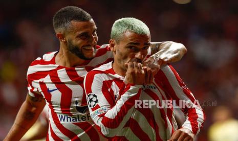 Striker Atletico Madrid Antoine Griezmann (kanan) merayakan setelah mencetak gol 2-1 selama pertandingan sepak bola Grup B Liga Champions UEFA antara Atletico de Madrid dan FC Porto yang diadakan di stadion Civitas Metropolitano di Madrid, Spanyol, 07 September 2022.