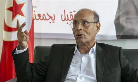 Presiden Tunisia Kais Saied membubarkan pemerintah dan membekukan parlemen.