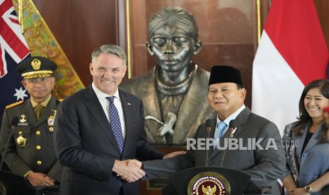   Wakil Perdana Menteri merangkap Menteri Pertahanan (Menhan) Australia, Ricard Marles bersalaman dengan Menhan RI Prabowo Subianto.