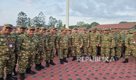 Presiden Prabowo Subianto bersama para Menteri, Wakil Menteri, Kepala Badan, Utusan Khusus, hingga Penasihat Khusus Presiden menjalani latihan baris-berbaris di Lapangan Sapta Marga, Akademi Militer Magelang, Jumat (25/10/2024).