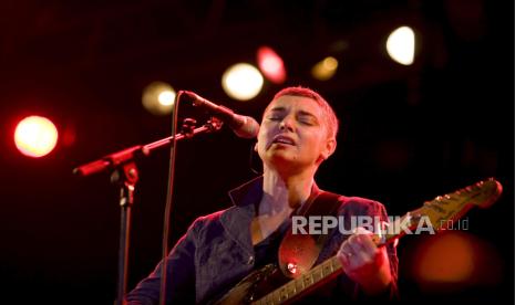 Penyanyi Sinead O Connor dalam dokumentasi foto 2008. O Connor yang telah mengubah namanya menjadi Shuhada Sadaqat meninggal dunia dalam usia 56 tahun, Rabu (25/7/2023).