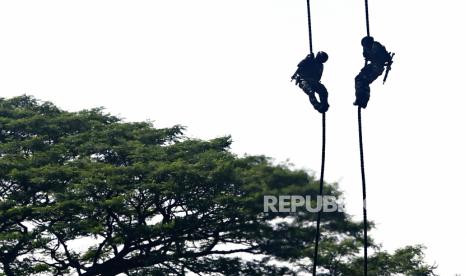 Prajurit Kopasgat TNI AU beraksi saat gladi resik peringatan HUT ke-77 TNI AU di Jakarta, Indonesia, (06/04/2023). Menurut Kementerian Pertahanan, Indonesia telah setuju untuk membeli 42 unit pesawat tempur Dassault Rafale dari Perancis dengan kontrak awal, enam di antaranya akan diimpor terlebih dahulu pada akhir 2026..  